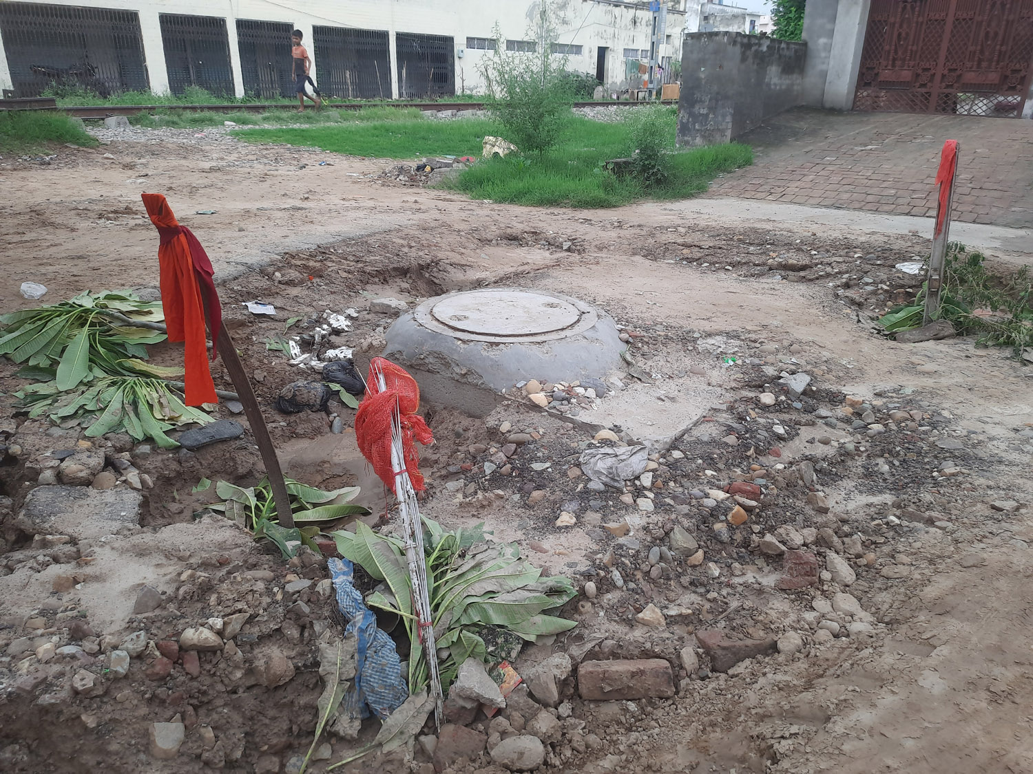 People have been warned by putting up danger flags, but the problem has not been solved yet.